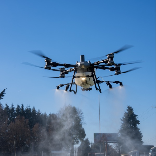 DJI Agras T100 fumigando en vuelo